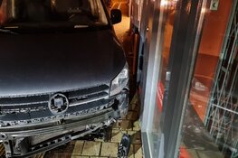 Bestuurder bestelbus verliest controle en ramt fietsenrek, winkel blijft gespaard