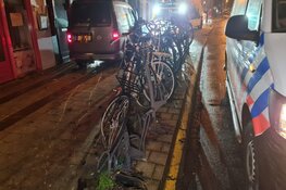 Bestuurder bestelbus verliest controle en ramt fietsenrek, winkel blijft gespaard