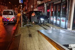 Bestuurder bestelbus verliest controle en ramt fietsenrek, winkel blijft gespaard
