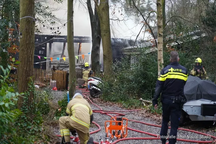 Brand in bewoond tuinhuisje in Heiloo