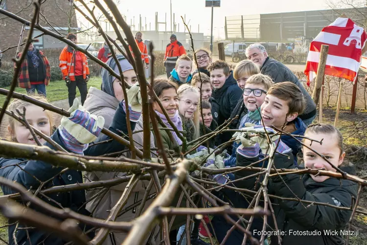 Schoolkinderen Vroonermeer planten fruitbomen