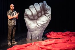 Sadettin Kirmiziyüz speelt ‘MONUMENTAAL’ in Theater De Vest opbrengst voorstelling geheel naar Giro555