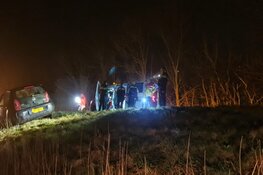 Automobilist sukkelt weg en rijdt verkeersbord uit de grond op N244