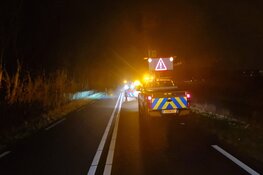 Automobilist sukkelt weg en rijdt verkeersbord uit de grond op N244