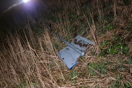 Automobilist sukkelt weg en rijdt verkeersbord uit de grond op N244