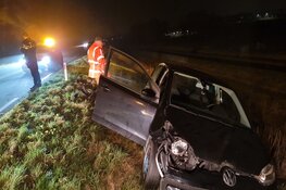 Automobilist sukkelt weg en rijdt verkeersbord uit de grond op N244