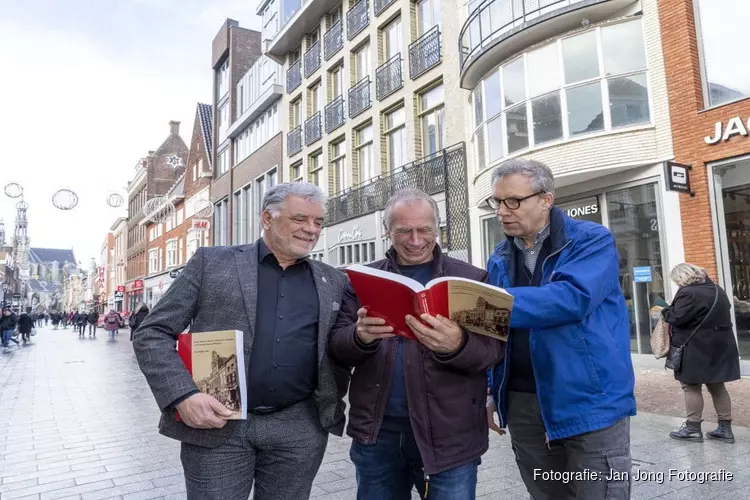 1100 pagina&#39;s over &#39;Zeven eeuwen wonen, werken en winkelen in de Langestraat van Alkmaar&#39;