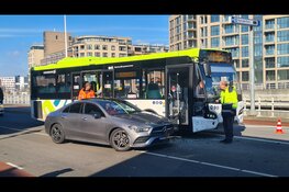 Lijnbus en auto in botsing in Alkmaar-Centrum