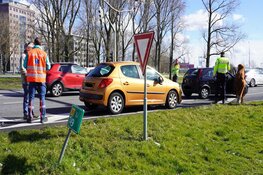 Kopstaartbotsing op rotonde Kooimeer