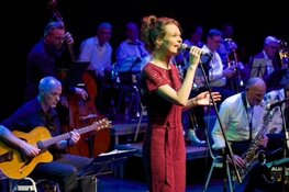 'It Might As Well Be Swing' Speel of zing mee met een echte big band