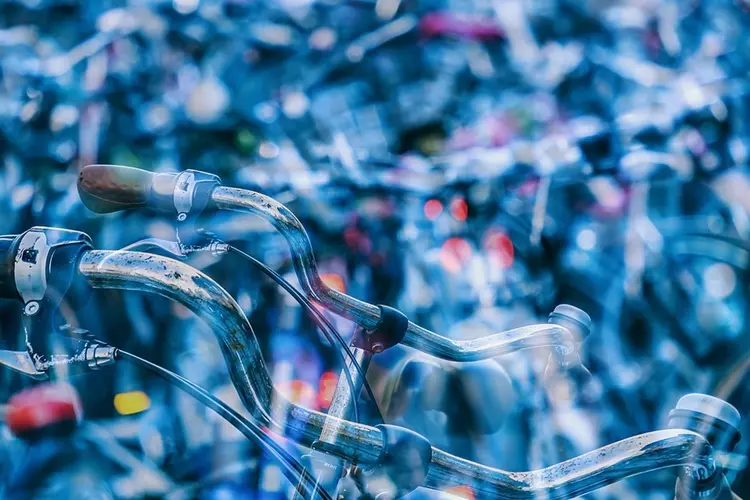 Opruimactie wrak-, wees- en foutgeparkeerde fietsen bij station