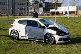 Auto te water langs Nollenweg, bestuurder aangehouden