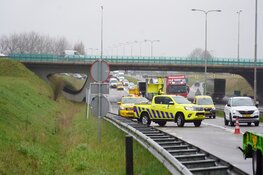 Auto van achteren aangereden door vrachtwagen in Alkmaar