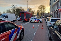 Auto op de kant na aanrijding in Alkmaar