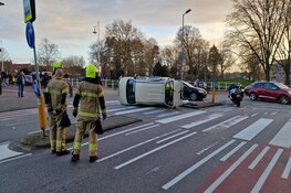 Auto op de kant na aanrijding in Alkmaar