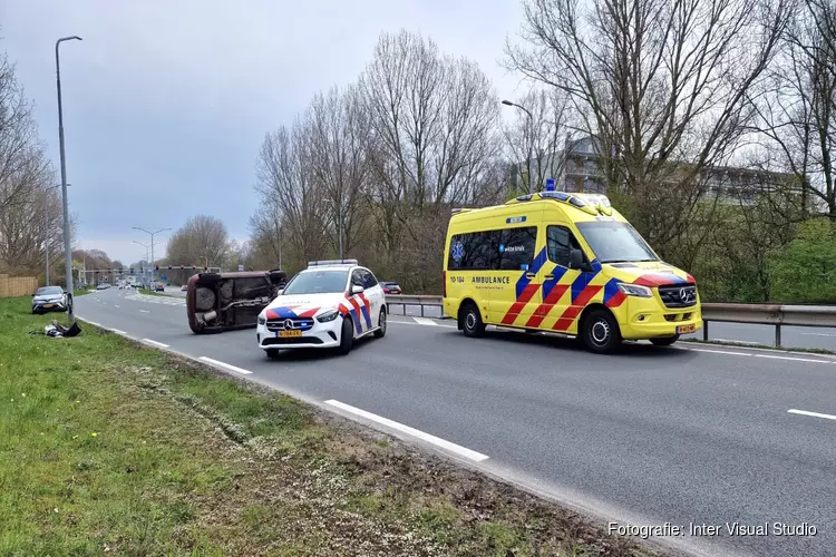 Auto op zijn kant bij eenzijdig ongeval in Alkmaar