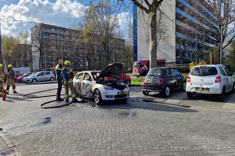 Auto in brand aan Muiderwaard in Alkmaar