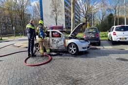 Auto in brand aan Muiderwaard in Alkmaar