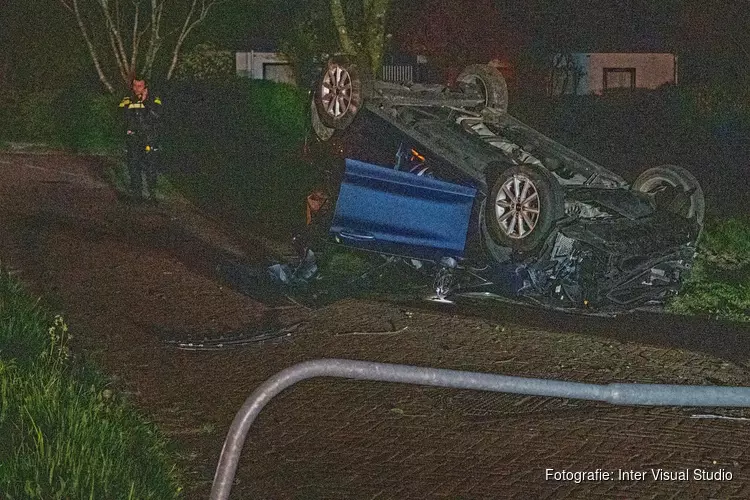 Auto vliegt uit de bocht op Bergerweg