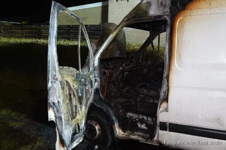 Bestelbus in brand, politie vermoedt brandstichting