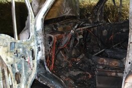 Bestelbus in brand, politie vermoedt brandstichting
