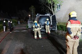 Bestelbus in brand, politie vermoedt brandstichting