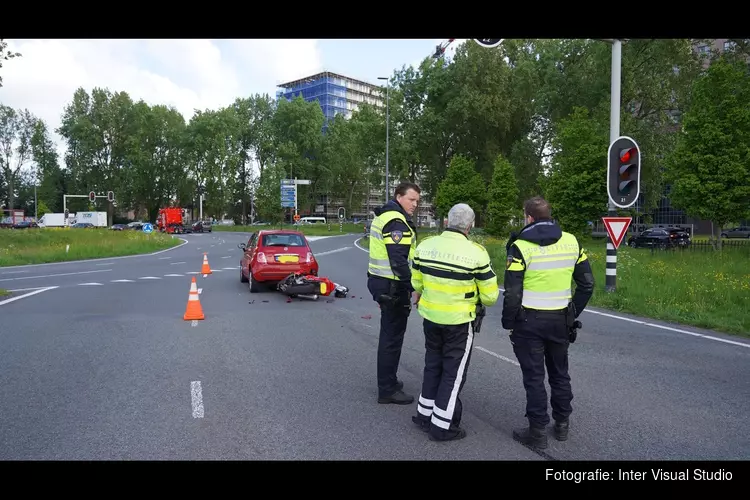 Motorrijder komt onder auto terecht