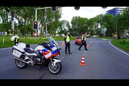 Motorrijder komt onder auto terecht