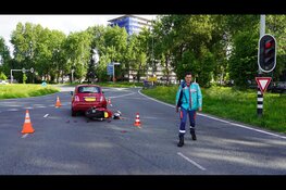 Motorrijder komt onder auto terecht