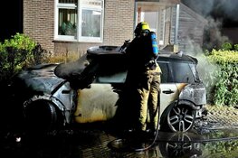 Auto door brand verwoest in Bergen