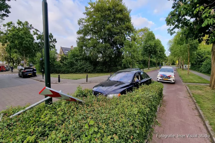 Auto vliegt uit de bocht in Heiloo