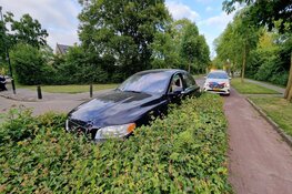 Auto vliegt uit de bocht in Heiloo