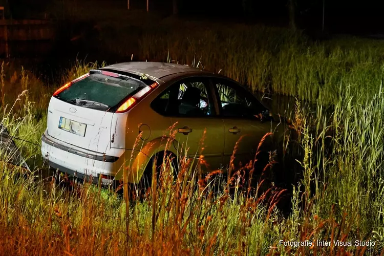 Auto in sloot vlakbij AZ-Stadion