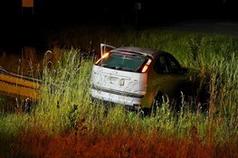 Auto in sloot vlakbij AZ-Stadion