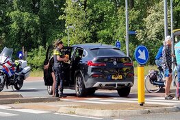 Wielrenner aangereden op rotonde in Alkmaar