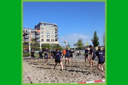 Beachvolleybaltoernooi Kop-Zorg: Zorg, bedrijven en vriendenteams volleyballen weer bij Ringers