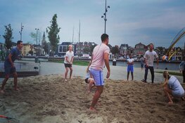 Beachvolleybaltoernooi Kop-Zorg: Zorg, bedrijven en vriendenteams volleyballen weer bij Ringers