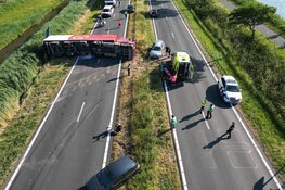 Vrachtwagen kantelt bij ongeval en verspert N242