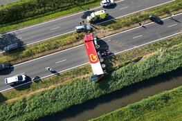 Vrachtwagen kantelt bij ongeval en verspert N242