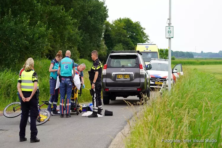 Wielrenner zwaargewond na aanrijding met auto