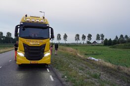 Auto vliegt uit de bocht op gladde weg in Alkmaar