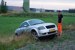 Auto vliegt uit de bocht op gladde weg in Alkmaar