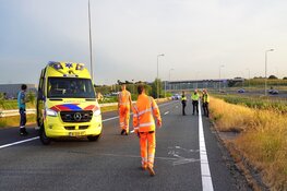 Auto te water vlakbij verkeersplein Kooimeer