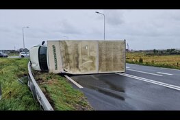 Verhuiswagen omgewaaid bij Markenbinnen