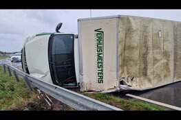 Verhuiswagen omgewaaid bij Markenbinnen