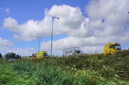 Auto raakt van de weg nabij AZ-Stadion