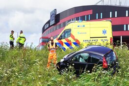 Auto raakt van de weg nabij AZ-Stadion