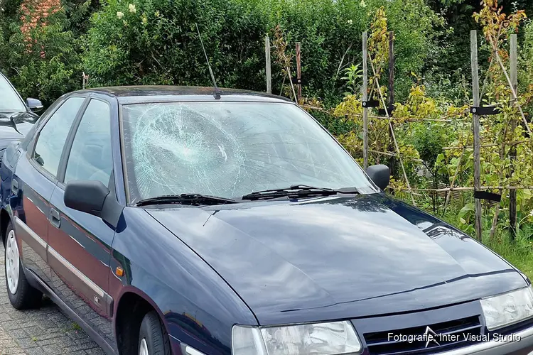 Voorruit van auto vernield