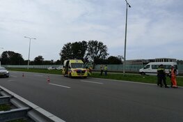 Auto raakt van de weg langs N242