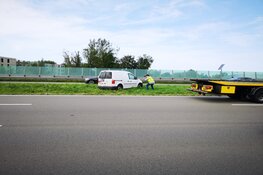 Auto raakt van de weg langs N242